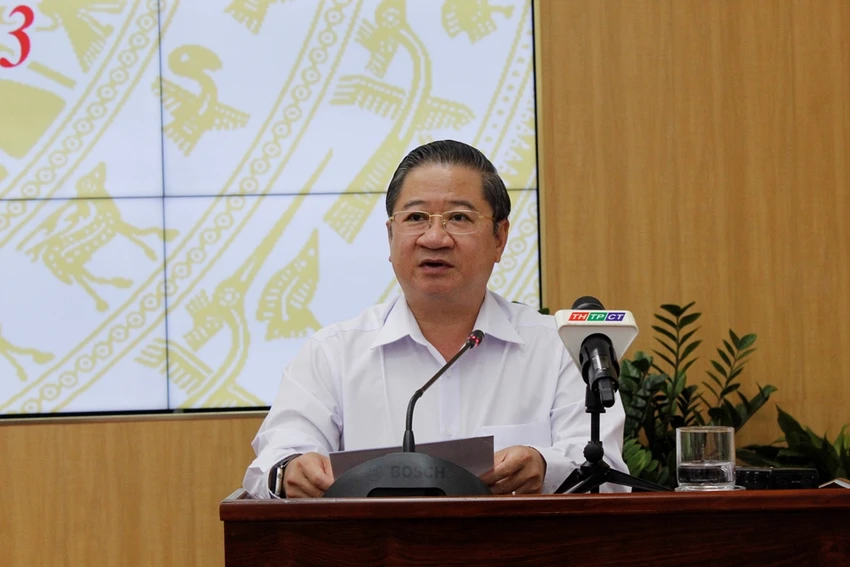 Chủ tịch UBND TP Cần Thơ Trần Việt Trường phát biểu chỉ đạo tại cuộc họp. Ảnh: NHẪN NAM