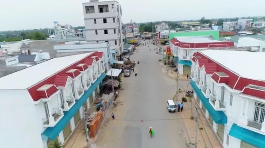 Dự án chỉnh trang đô thị và cải thiện môi trường sống tại thị trấn Cờ Đỏ. Ảnh cắt từ clip trên cổng thông tin của Công ty cổ phần đầu tư Cadif. Dự án chỉnh trang đô thị và cải thiện môi trường sống tại thị trấn Cờ Đỏ. Ảnh cắt từ clip trên cổng thông tin của Công ty cổ phần đầu tư Cadif.