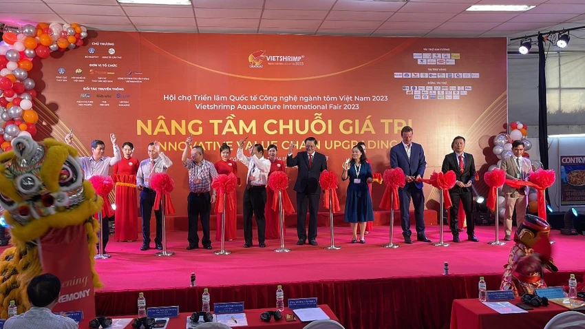 Cắt băng khai mạc Vietshrimp 2023. Ảnh: CHÂU ANH Cắt băng khai mạc Vietshrimp 2023. Ảnh: CHÂU ANH