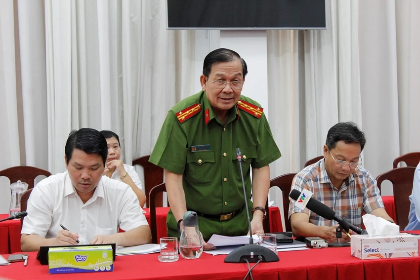 Đại tá Hồ Trung Lập - Phó Giám đốc Công an TP Cần Thơ - đã thông tin về 7 vụ án, vụ việc tại buổi họp báo chiều 14-4. Ảnh: NHẪN NAM Đại tá Hồ Trung Lập - Phó Giám đốc Công an TP Cần Thơ - đã thông tin về 7 vụ án, vụ việc tại buổi họp báo chiều 14-4. Ảnh: NHẪN NAM