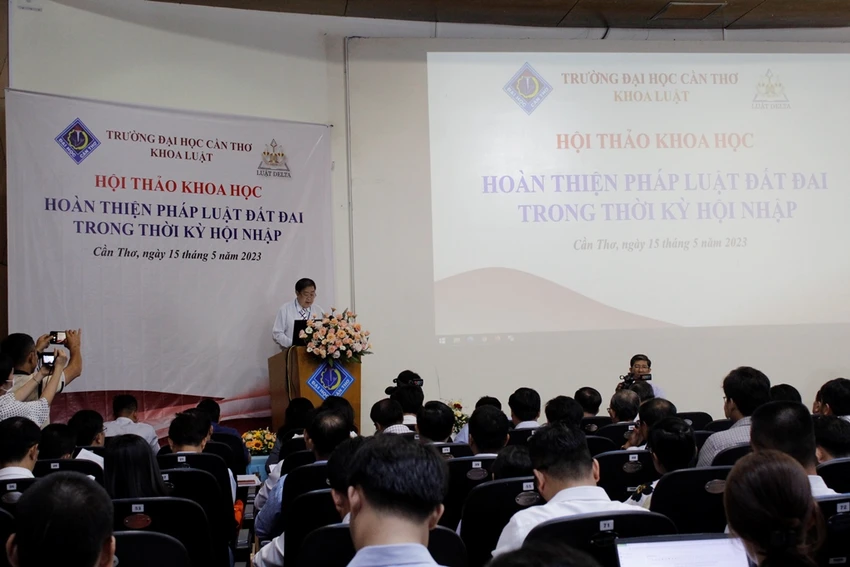 Hội thảo thu hút rất đông sự có mặt của các chuyên gia, nhà khoa học, luật sư và những người làm công tác quản lý về đất đai. Ảnh: NHẪN NAM Hội thảo thu hút rất đông sự có mặt của các chuyên gia, nhà khoa học, luật sư và những người làm công tác quản lý về đất đai. Ảnh: NHẪN NAM