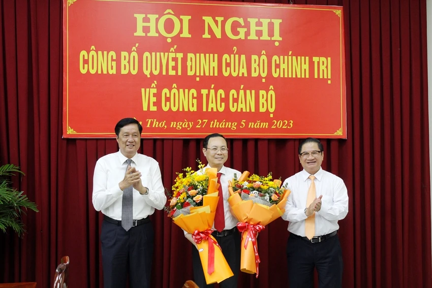 Thường trực Thành ủy Cần Thơ trao hoa chúc mừng tân Bí thư Thành ủy Cần Thơ. Ảnh: NHẪN NAM