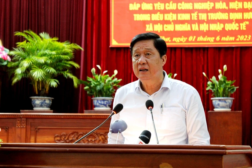 Phó Bí thư Thường trực Thành ủy, Chủ tịch HĐND TP Cần Thơ Phạm Văn Hiểu phát biểu tại hội nghị chiều 1-6. Ảnh: NHẪN NAM