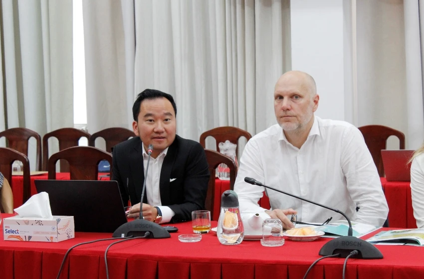 Ông Phạm Văn Hiển cùng đối tác Hà Lan cho biết sẽ nghiên cứu thông tin về các dự án mời gọi đầu tư của TP để có phương án hợp tác cụ thể trong thời gian tới. Ảnh: NHẪN NAM Ông Phạm Văn Hiển cùng đối tác Hà Lan cho biết sẽ nghiên cứu thông tin về các dự án mời gọi đầu tư của TP để có phương án hợp tác cụ thể trong thời gian tới. Ảnh: NHẪN NAM