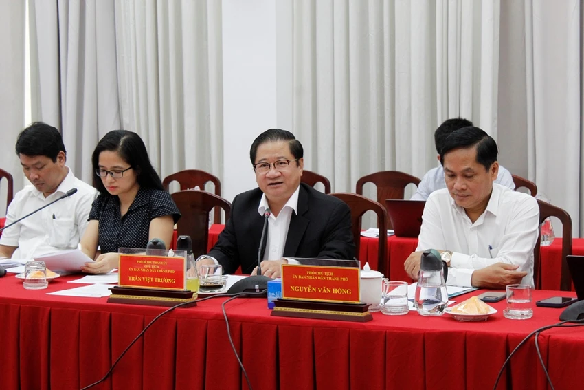 Chủ tịch UBND TP Cần Thơ Trần Việt Trường (thứ hai từ phải qua) giới thiệu với nhà đầu tư về nhiều dự án TP đang mời gọi đầu tư. Ảnh: NHẪN NAM Chủ tịch UBND TP Cần Thơ Trần Việt Trường (thứ hai từ phải qua) giới thiệu với nhà đầu tư về nhiều dự án TP đang mời gọi đầu tư. Ảnh: NHẪN NAM