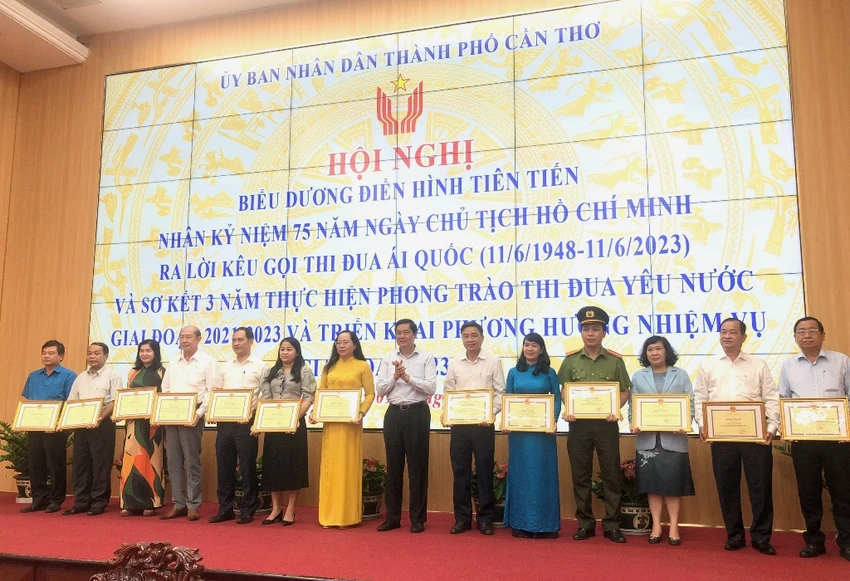 Đại diện các tập thể nhận bằng khen của Chủ tịch UBND TP tại hội nghị. Ảnh: NHẪN NAM