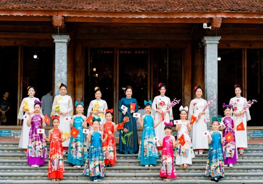 Một số mẫu áo dài trong bộ sưu tập áo dài Việt - Nhật của nhà thiết kế Huệ Thi. Một số mẫu áo dài trong bộ sưu tập áo dài Việt - Nhật của nhà thiết kế Huệ Thi.
