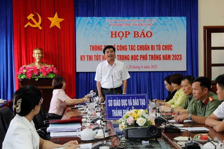 Giám đốc Sở GD&ĐT TP Cần Thơ Trần Thanh Bình thông tin tại buổi họp báo. Ảnh: NHẪN NAM Giám đốc Sở GD&ĐT TP Cần Thơ Trần Thanh Bình thông tin tại buổi họp báo. Ảnh: NHẪN NAM