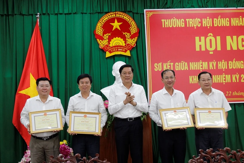 Giữa nhiệm kỳ có bốn tổ đại biểu HĐND TP được nhận bằng khen của Chủ tịch UBND TP. Ảnh: NHẪN NAM Giữa nhiệm kỳ có bốn tổ đại biểu HĐND TP được nhận bằng khen của Chủ tịch UBND TP. Ảnh: NHẪN NAM
