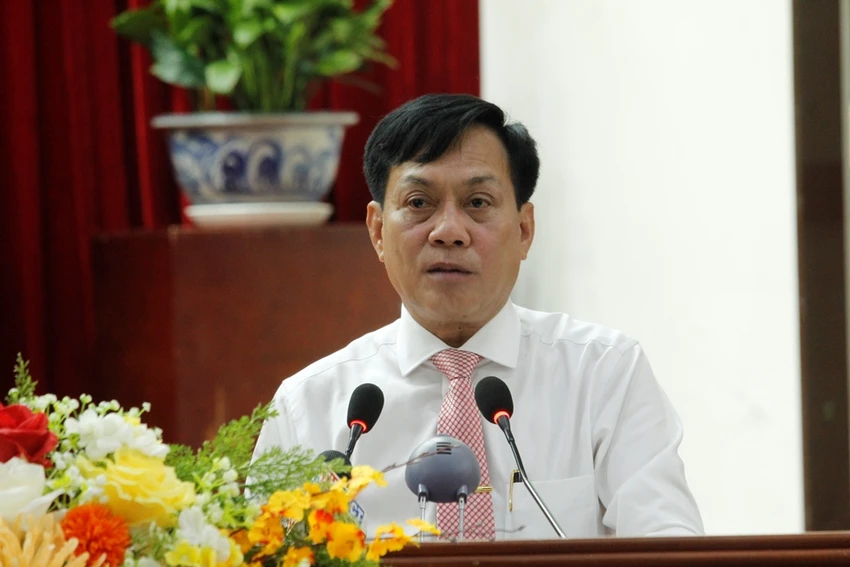 Ông Nguyễn Ngọc Hè – Phó Chủ tịch UBND TP Cần Thơ báo cáo tại kỳ họp. Ảnh: NHẪN NAM Ông Nguyễn Ngọc Hè – Phó Chủ tịch UBND TP Cần Thơ báo cáo tại kỳ họp. Ảnh: NHẪN NAM