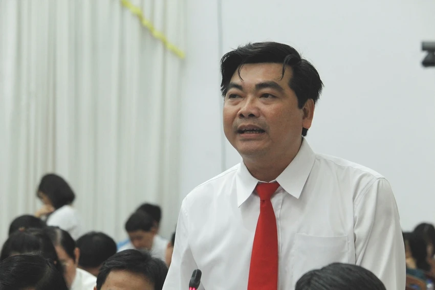 Giám đốc Sở GD&ĐT TP Cần Thơ Trần Thanh Bình trả lời chất vấn tại kỳ họp HĐND TP chiều 6-7. Ảnh: NHẪN NAM Giám đốc Sở GD&ĐT TP Cần Thơ Trần Thanh Bình trả lời chất vấn tại kỳ họp HĐND TP chiều 6-7. Ảnh: NHẪN NAM