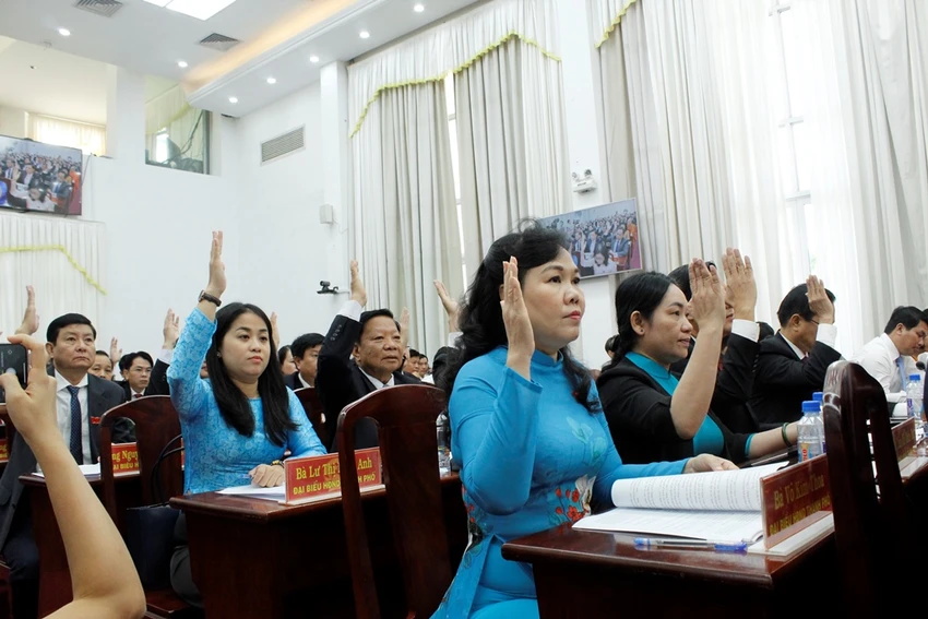 Đại biểu HĐND TP Cần Thơ biểu quyết thông qua nghị quyết tại Kỳ họp HĐND TP ngày 11-7. Ảnh: NHẪN NAM Đại biểu HĐND TP Cần Thơ biểu quyết thông qua nghị quyết tại Kỳ họp HĐND TP ngày 11-7. Ảnh: NHẪN NAM