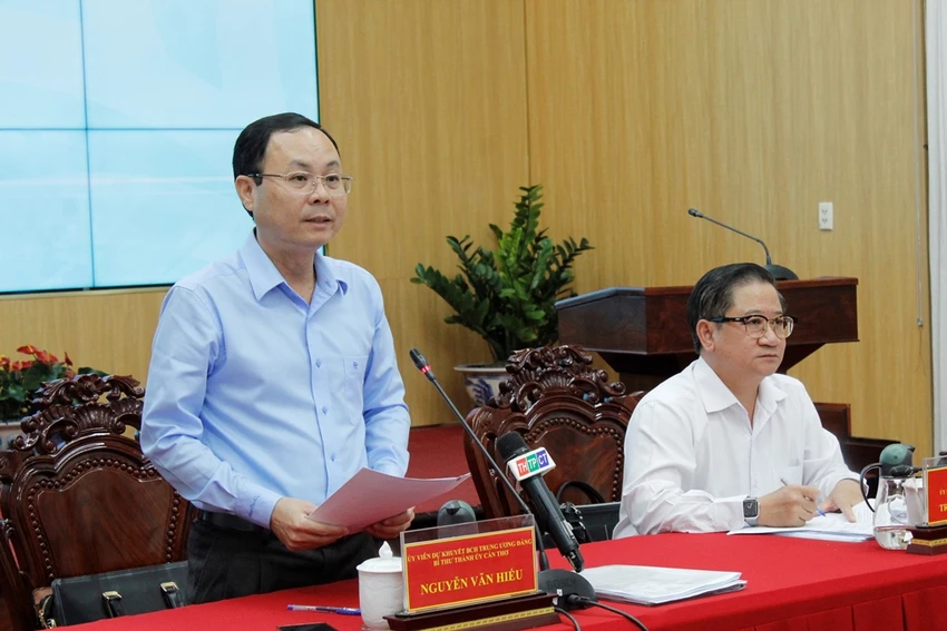 Bí thư Thành ủy Cần Thơ Nguyễn Văn Hiếu phát biểu tại tọa đàm. Ảnh: NHẪN NAM