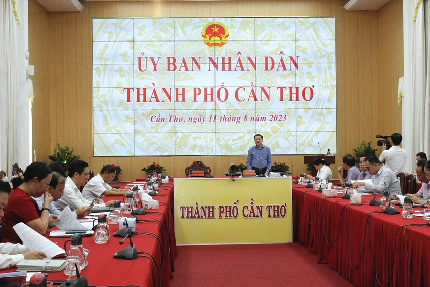 Phó Chủ tịch thường trực UBND TP Cần Thơ Dương Tấn Hiển cho rằng các quận, huyện làm tốt việc xác định giá đất thì đến cuối năm TP sẽ tăng thu 500 tỉ. Ảnh: NHẪN NAM Phó Chủ tịch thường trực UBND TP Cần Thơ Dương Tấn Hiển cho rằng các quận, huyện làm tốt việc xác định giá đất thì đến cuối năm TP sẽ tăng thu 500 tỉ. Ảnh: NHẪN NAM