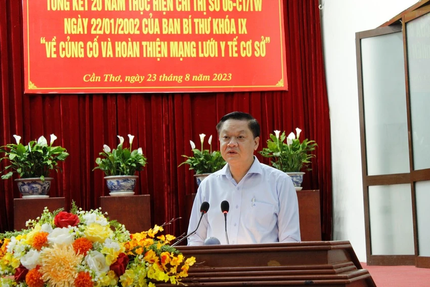 Ông Dương Tấn Hiển – Phó Chủ tịch Thường trực UBND TP Cần Thơ báo cáo tại hội nghị. Ảnh: NHẪN NAM Ông Dương Tấn Hiển – Phó Chủ tịch Thường trực UBND TP Cần Thơ báo cáo tại hội nghị. Ảnh: NHẪN NAM