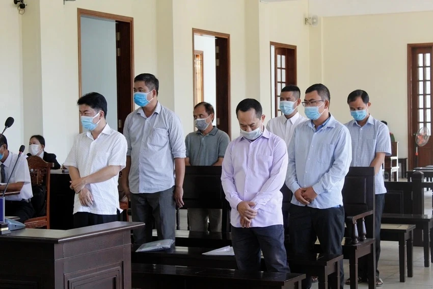 7 bị cáo trong vụ vi phạm đất đai quận Bình Thủy trong một lần ra tòa sơ thẩm. Ảnh: NHẪN NAM