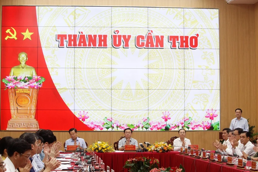 chu-tich-qh-lam-viec-can-tho.JPG