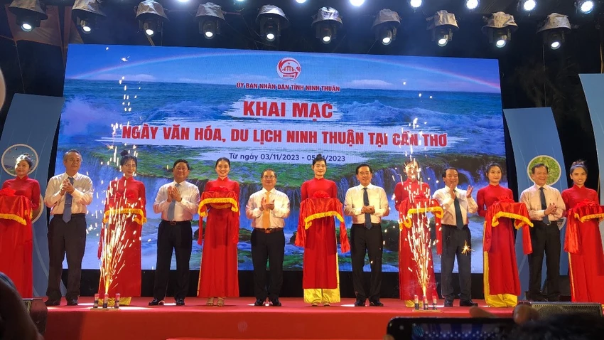 Du khách thích thú với đàn Chapi, gốm Bàu Trúc của Ninh Thuận