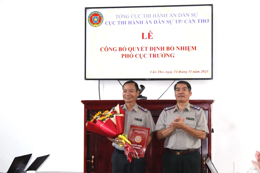 tran-binh-pho-cuc-truong-tha-can-tho.JPG