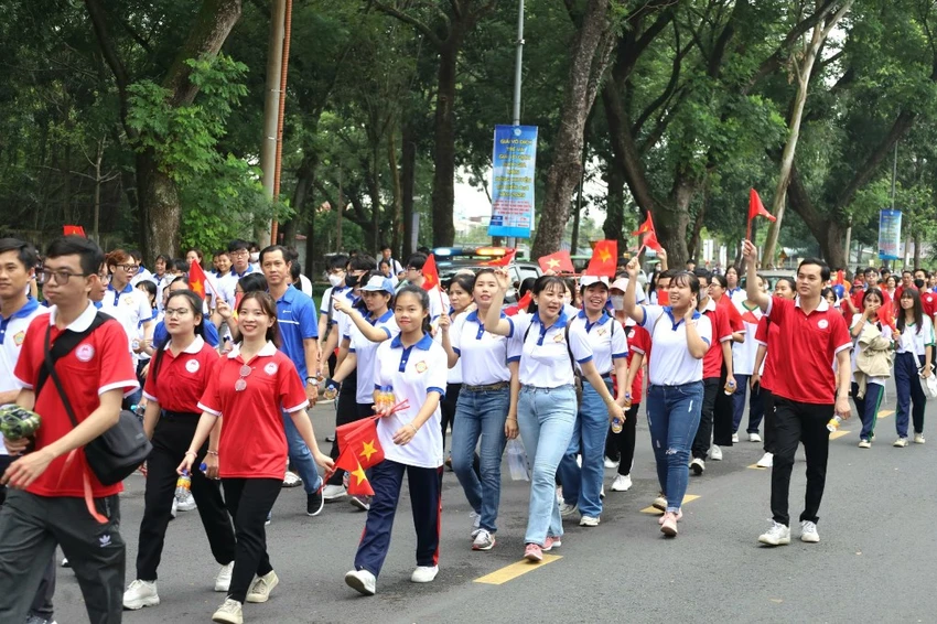 Người dân Cần Thơ tham gia đi bộ đồng hành vì người nghèo năm 2023.