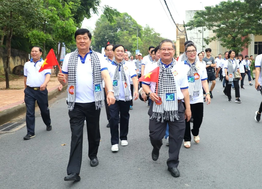 Lãnh đạo TP Cần Thơ tham gia đi bộ đồng hành vì người nghèo năm 2023.