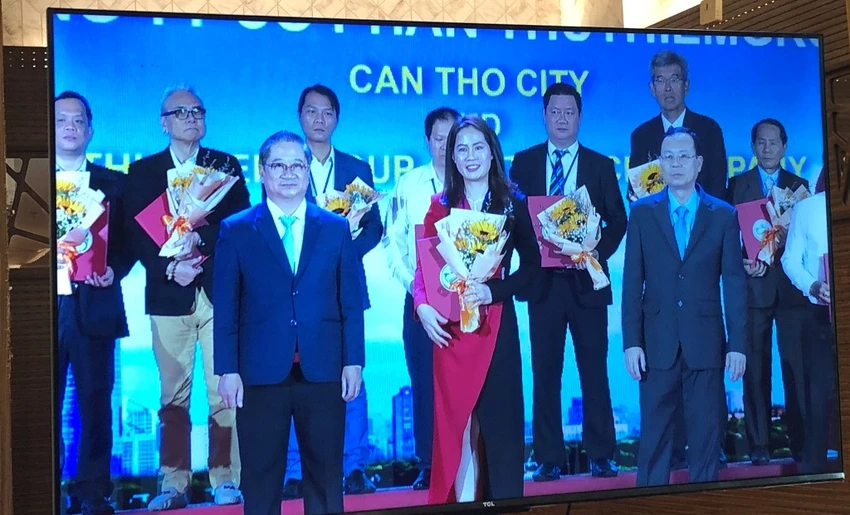 Lãnh đạo Cần Thơ trao bản ghi nhớ cho doanh nghiệp có nghiên cứu đầu tư vào các dự án TP kêu gọi đầu tư.