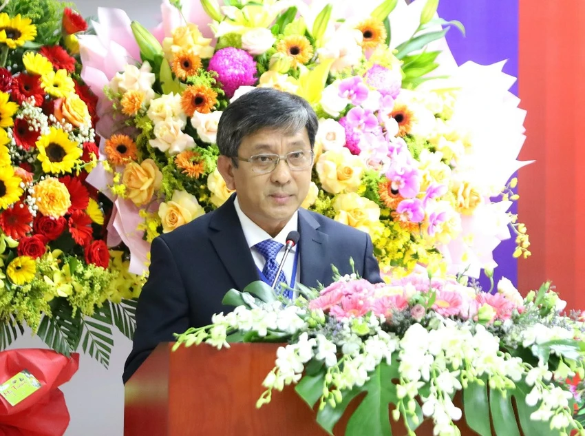 hieu-truong-dh-can-tho.jpg