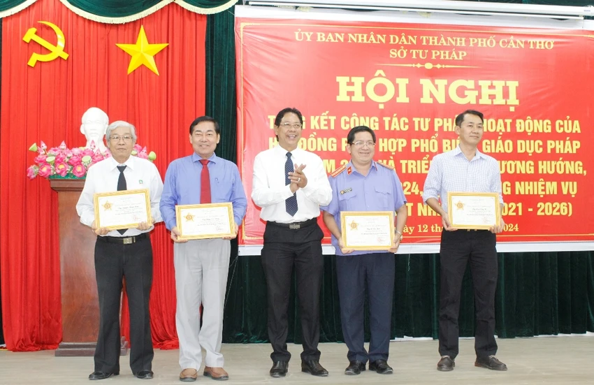 ky-niem-chuong-nganh-tu-phap.JPG