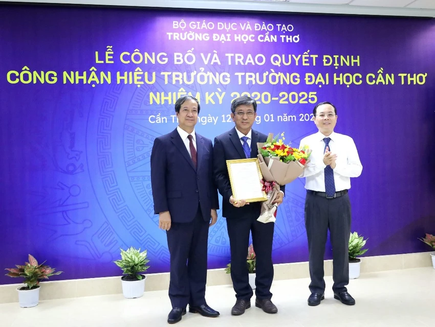 trao quyết định công nhận Hiệu trưởng Trường ĐH Cần Thơ
