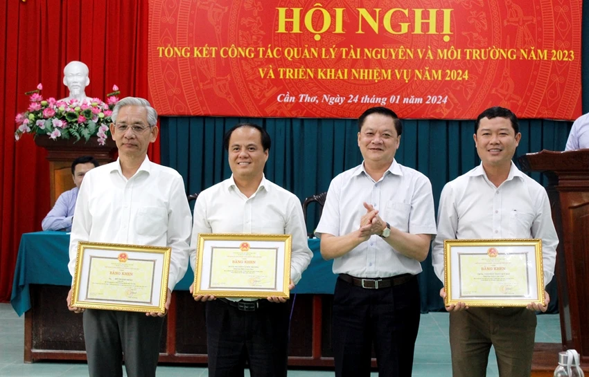 bang-khen-ubnd-can-tho.JPG