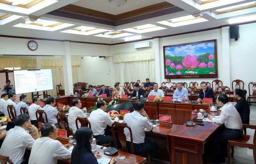 bi-thu-can-tho-tiep-2-nha-dau-tu.jpg