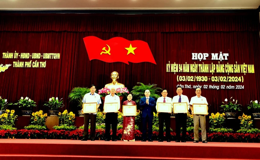 can-tho-trao-huy-hieu-dang.jpg