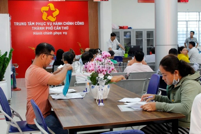 Người dân đến làm thủ tục hành chính tại Trung tâm phục vụ hành chính công TP Cần Thơ.