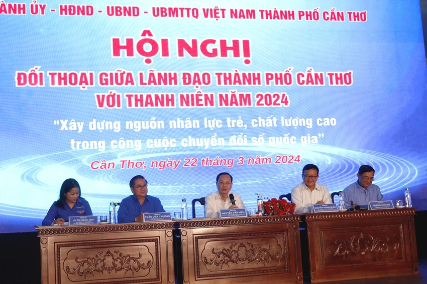 lanh-dao-can-tho-doi-thoai-thanh-nien.JPG