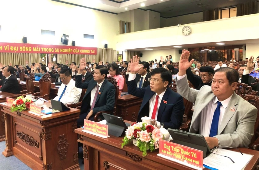 Đại biểu HĐND TP Cần Thơ biểu quyết.