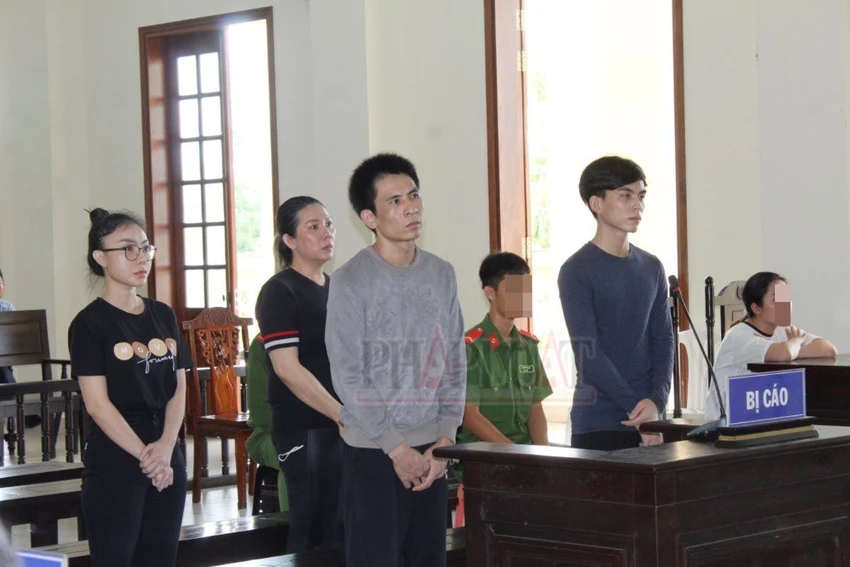 4 bị cáo bị TAND TP Cần Thơ tuyên án về hai tội mua bán người, mua bán người dưới 16 tuổi.