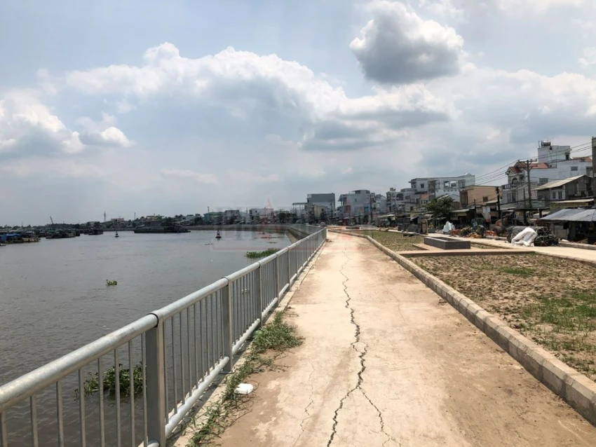 vết nứt kè sông Cần Thơ hồi tháng 4-2024