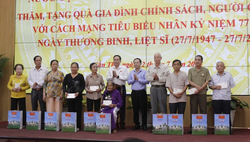 Chủ tịch Quốc hội Trần Thanh Mẫn cùng đoàn công tác tặng quà cho người có công ở Cần Thơ