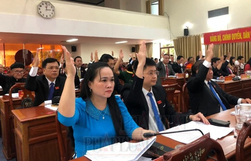 Đại biểu HĐND TP Cần Thơ biểu quyết thông qua các nghị quyết tại kỳ họp thường lệ cuối năm 2023.