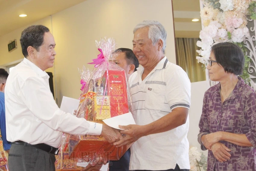 Chủ tịch Quốc hội Trần Thanh Mẫn trao quà Tết tại TP Cần Thơ