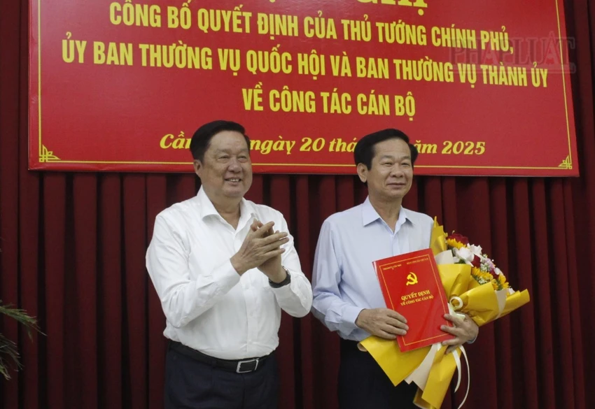 Thành ủy Cần Thơ trao quyết định công tác cán bộ