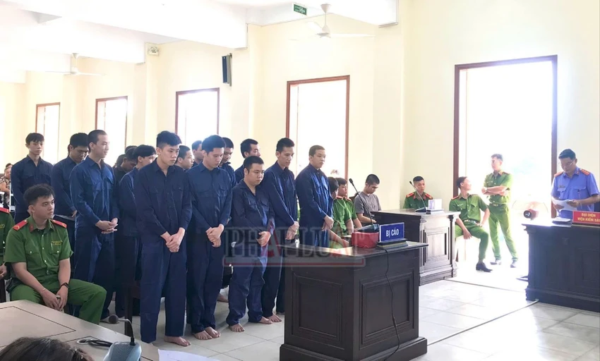 20 bị cáo bị truy tố 4 tội giết người, tàng trữ, sử dụng trái phép vũ khí quân dụng, gây rối trật tự công cộng, che giấu tội phạm