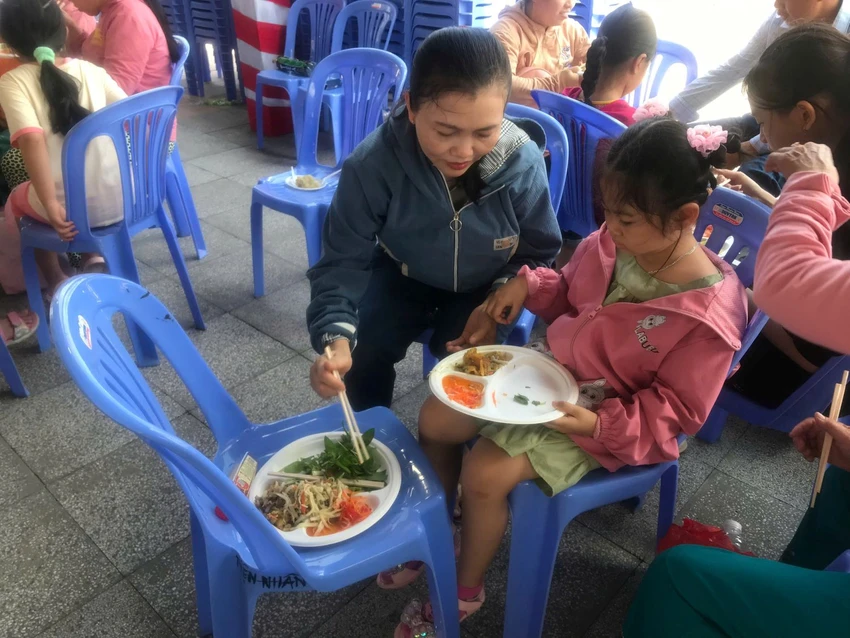 banh-xeo-khong-lo-tai-le-hoi-banh-dan-gian-nam-bo-5.jpg