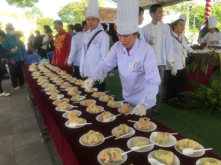 chia-banh-chung-tai-le-hoi-banh-dan-gian-nam-bo-1.jpg