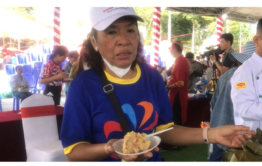 chia-banh-chung-tai-le-hoi-banh-dan-gian-nam-bo-2.jpg