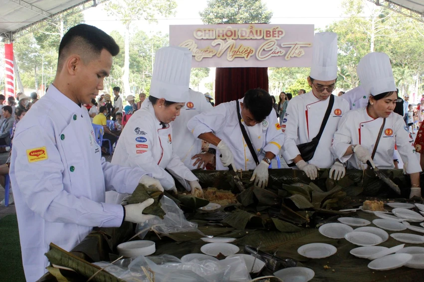chia-banh-chung-tai-le-hoi-banh-dan-gian-nam-bo.jpg