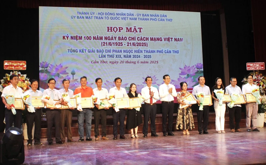 tp-can-tho-trao-bang-khen.JPG