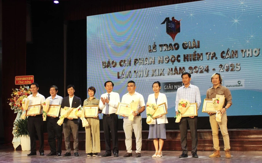 tp-can-tho-trao-giai-bao-chi.JPG