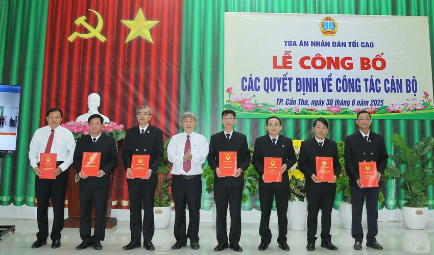 Chánh án TAND TP Cần Thơ Thái Quang Hải trao quyết định bổ nhiệm cho các Phó Chánh án TAND TP Cần Thơ. Ảnh: TACT