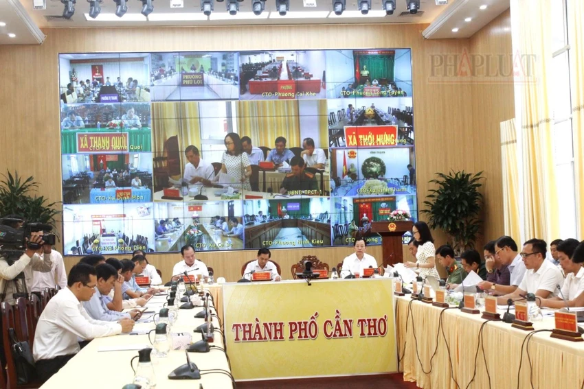 Lãnh đạo UBND TP Cần Thơ và các sở, ngành họp trực tuyến với 103 xã, phường sau một tuần vận hành chính quyền địa phương hai cấp. Ảnh: NHẪN NAM